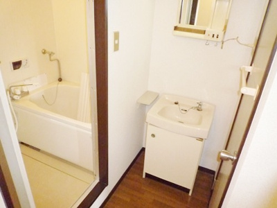 【洗面所】 | シャトー志紀 | スペースが確保できる洗面所です