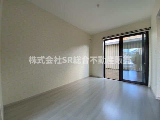 池島町2丁目中古戸建の洋室|1F・洋室5帖。お部屋は全室2面採光♪気持ちよく過ごせます。