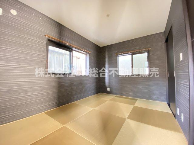 池島町2丁目中古戸建の和室|2F・和室6帖。和室があると、家にあたたかい雰囲気が生まれます