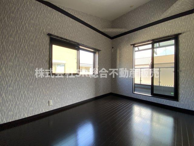池島町2丁目中古戸建の寝室|2F・洋室6帖。落ち着いて過ごせるお部屋なので、寝室にいかがでしょうか