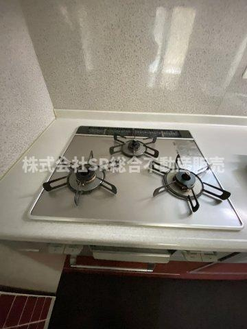 池島町2丁目中古戸建のキッチン|3口コンロ、グリル付きです♪