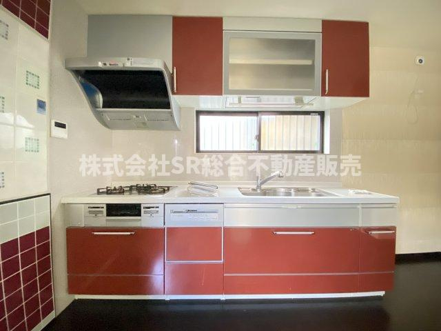 池島町2丁目中古戸建のキッチン|システムキッチンは3口コンロ、グリル付に加え食洗機もあり、快適にお料理できます♪