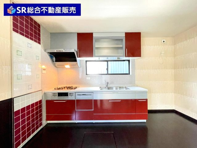 池島町2丁目中古戸建のキッチン|システムキッチンは3口コンロ、グリル付に加え食洗機もあり、快適にお料理できます♪