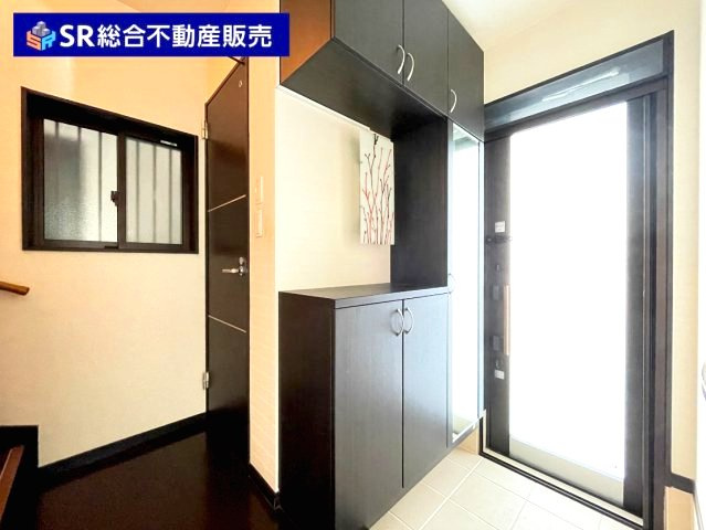 池島町2丁目中古戸建の玄関|玄関には姿見付のシューズボックス・ニッチもございます！
