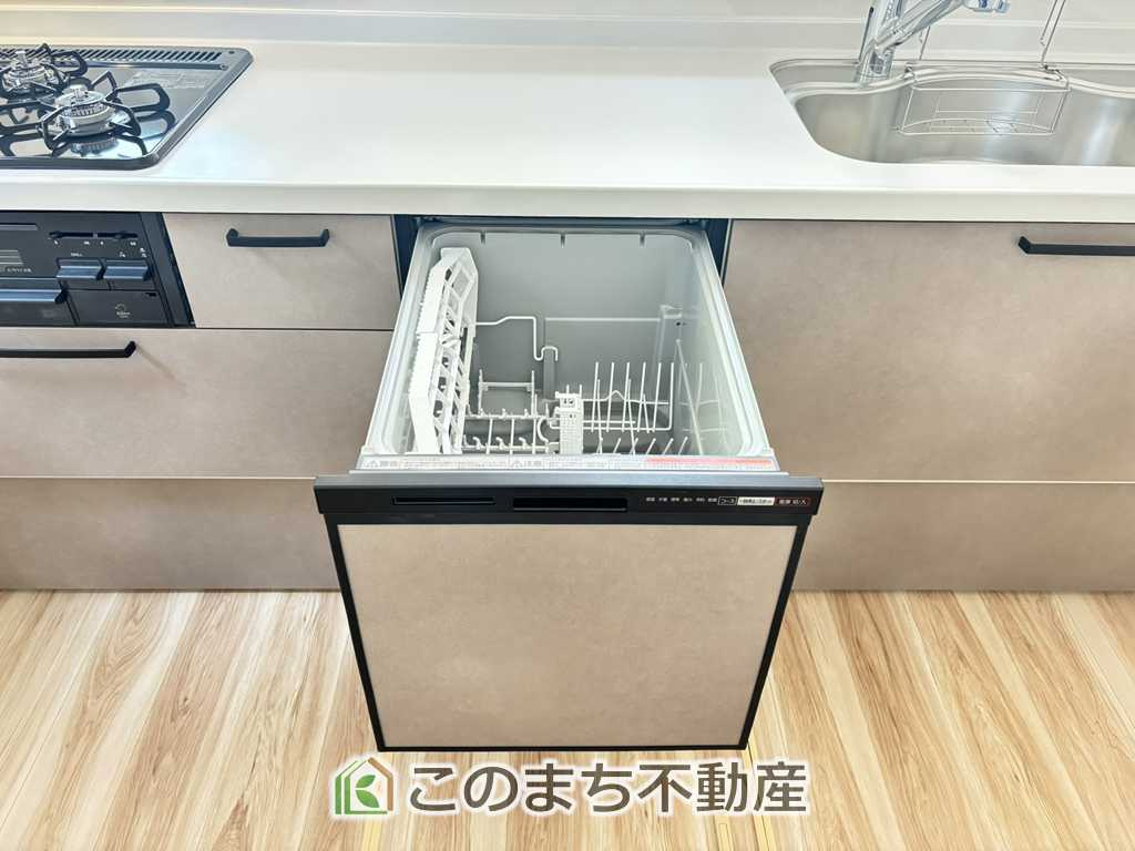 リガーレ宇都宮市針ヶ谷8期のキッチン|食洗機はビルトイン型で、使い勝手良好です。料理をするのは好きだけど、後片付けは苦手な方に重宝します。洗う手間がないので、時間を有効に使えますね。