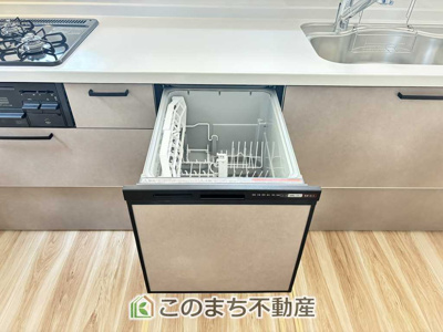 【キッチン】 | リガーレ宇都宮市針ヶ谷8期　1号棟 | 食洗機はビルトイン型で、使い勝手良好です。料理をするのは好きだけど、後片付けは苦手な方に重宝します。洗う手間がないので、時間を有効に使えますね。