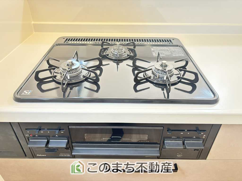 リガーレ宇都宮市針ヶ谷8期のキッチン|三ツ口コンロ採用で、同時調理もスムーズ◎！お料理を並べられるカウンター付きで、配膳・片付けをサポート！リビングで過ごすご家族とコミュニケーションを楽しみながら作業可能です♪
