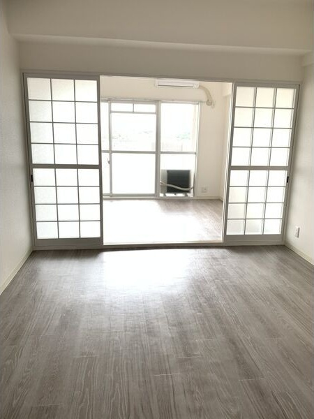 エステート鳴海の居間・リビング