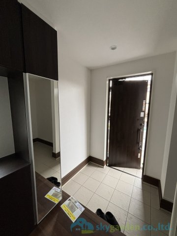 平塚市山下　新築戸建　全2棟2号棟の玄関