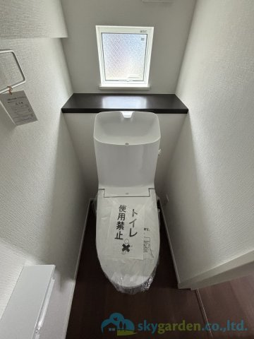 平塚市山下　新築戸建　全2棟2号棟のトイレ