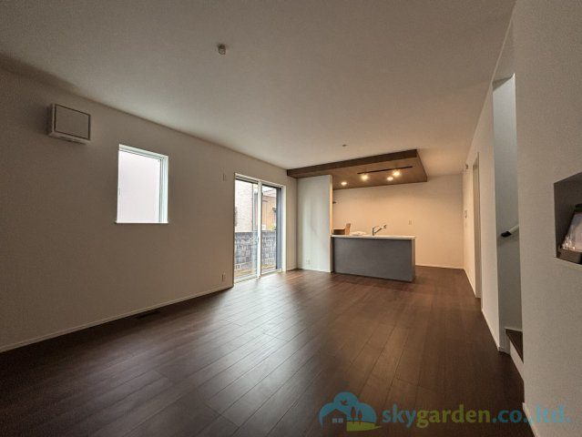 平塚市山下　新築戸建　全2棟2号棟の居間・リビング|明るく開放的な空間が広がるLDK。室内には豊かな陽光が注ぎ込み、爽やかな住空間を演出。