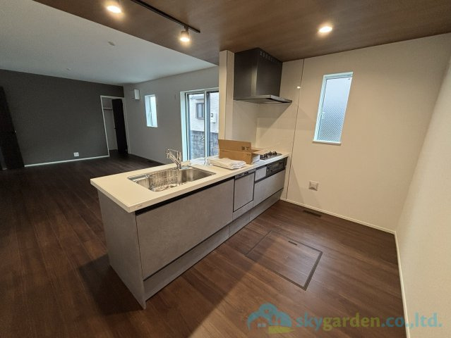 平塚市山下　新築戸建　全2棟2号棟のキッチン|使い勝手に配慮されたレイアウトで、家事効率もアップ。毎日の暮らしを支えます。
