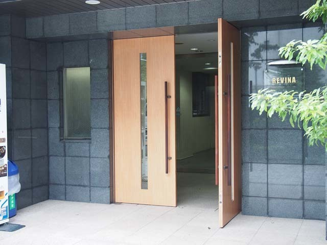 レヴィーナ東京八重洲通りのエントランス