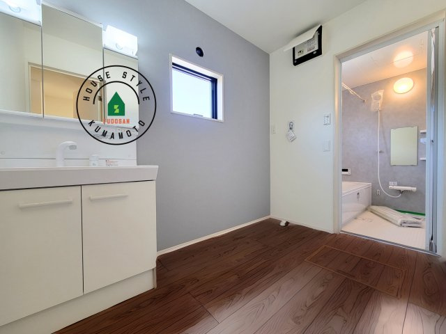 宇土市岩小曽町第3-2棟（12号棟）　の内観：施工例|ゆとりの洗面スペースで朝の身支度もスムーズに。暮らしを快適に変えるシャワー付洗面台です！