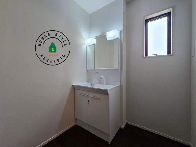 宇土市岩小曽町第3-2棟（12号棟）　の内観：施工例|毎日使うものだから清潔な空間を保ちたい水回り。洗面にはそんな願いを解消させてくれる収納アイデアが満載です。三面鏡の裏側にはキャビネットが現れ小物から背の高い物まで収納できます。