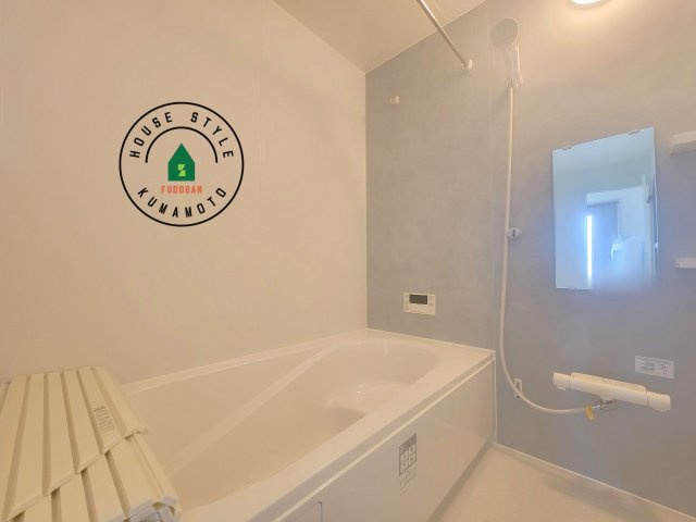 宇土市岩小曽町第3-2棟（12号棟）　の内観：施工例|1日の疲れを癒してくれる広々バスルーム。雨の日のお洗濯にも大活躍な浴室乾燥機付です！