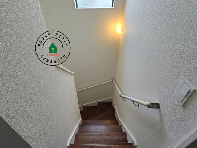 宇土市岩小曽町第3-2棟（12号棟）　の内観：施工例|階段からも明るい光が入ります。採光や通風も階段の重要な役割です。