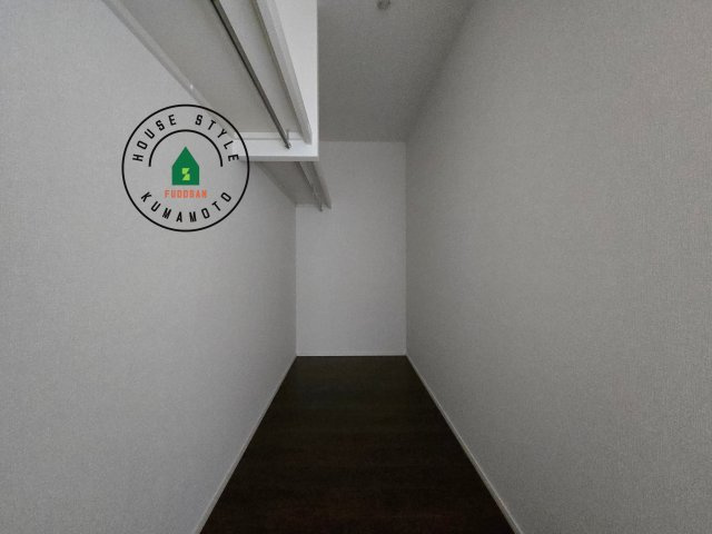 宇土市岩小曽町第3-2棟（12号棟）　の内観：施工例|洋服や大きな荷物が多い方や人数の多いご家族などは、一般的なクローゼットよりもウォークインクローゼットのほうが使い勝手が良いです。