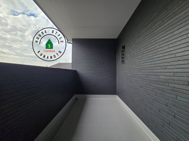 宇土市岩小曽町第3-2棟（12号棟）　の外観：施工例|風をしっかりと感じられるバルコニーでは、毎日が洗濯日和です。広々としているので洗濯も楽しくなるでしょうし、気分転換にバルコニーからの眺めを楽しむのもいいでしょう。