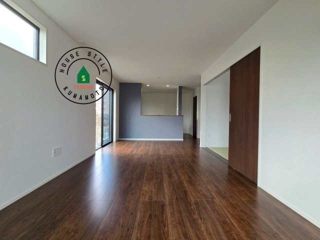 宇土市岩小曽町第3-2棟（12号棟）　の内観：施工例|キッチンからリビングをしっかり確認できます。家族の笑顔があふれる空間になりそうですね。