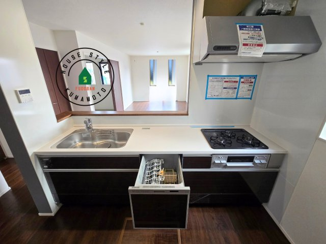 宇土市岩小曽町第3-2棟（12号棟）　の内観：施工例|ご家族を近くに感じられる対面キッチンのLDK。会話もはずみそうですね。