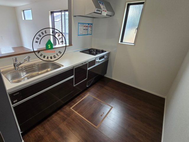 宇土市岩小曽町第3-2棟（12号棟）　の内観：施工例|ダイニングテーブルへの配膳がラクラク、お料理はかどるカウンター付きシステムキッチン！