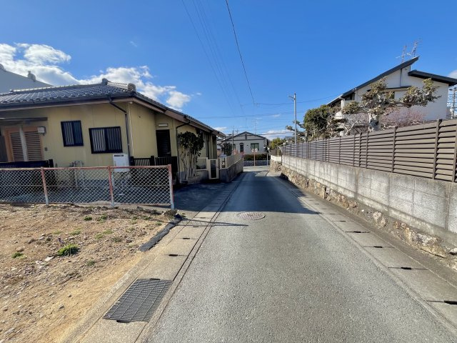 売土地　中央区城北2丁目の周辺|静かな住宅街に面した道路。