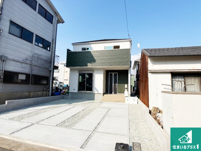 明石市材木町　第1期　新築一戸建ての前面道路含む現地写真|周辺は閑静な住宅街！前面道路広々で車の出し入れも便利です。駐車が苦手な方でも安心して車庫入れできます！