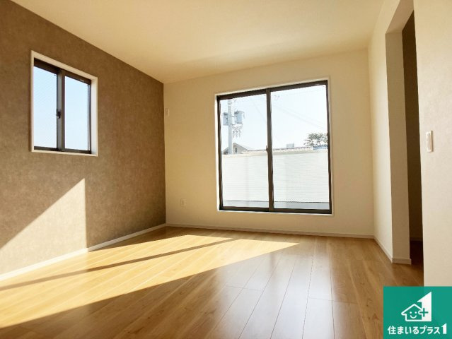 明石市材木町　第1期　新築一戸建ての洋室|寝室は心地よい眠りについてもらいたくて、シンプルかつ開放的な空間な設計にしています！大きな窓から差し込む日が心地いいです♪