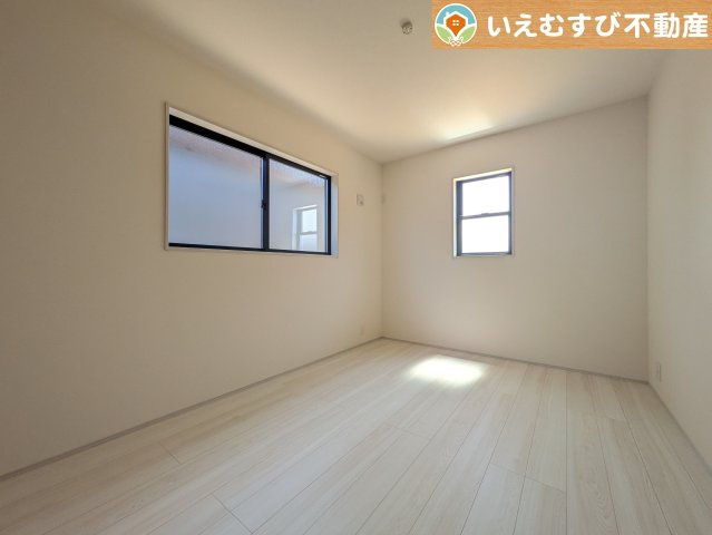 Livele Garden.S　深谷田中第3の洋室|2面採光で明るい居室
たっぷりの採光で自然光の差し込む明るいお部屋！新生活を想像すると楽しみが増しますね♪
