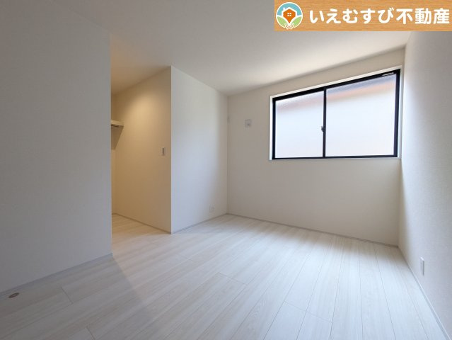 Livele Garden.S　深谷田中第3の洋室|ぬくもりのある色合いでシンプルな洋室
日当り良好で明るい洋室！大容量のウォークインクローゼット付き♪