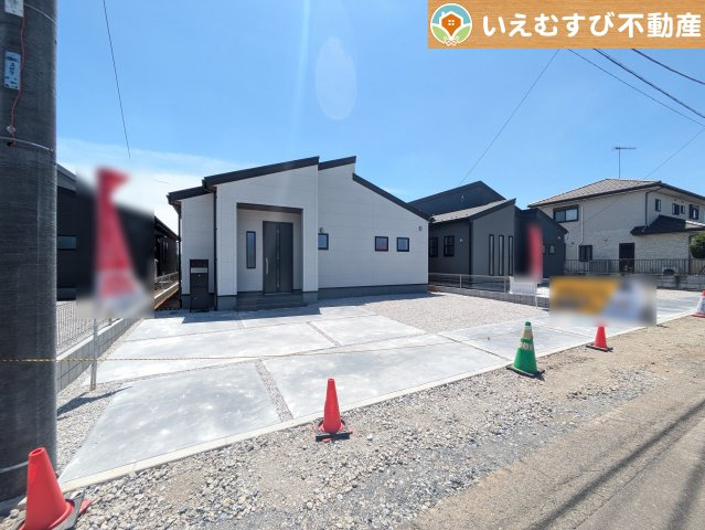 Livele Garden.S　深谷田中第3の駐車場|並列4台駐車可能なゆとりのカースペース
複数台車をお持ちでも、お友達が遊びに来てもゆとりの駐車スペース！