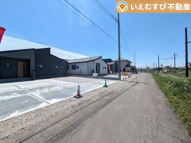 Livele Garden.S　深谷田中第3の前面道路含む現地写真|充分な広さの4ｍ前面道路
間口が広くお車の出し入れも問題なく行えるスペースが確保されています♪