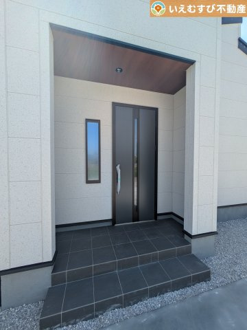 Livele Garden.S　深谷田中第3のエントランス|落ち着いた色づかいのエントランス
駐車場からアクセスの良いエントランス。雨の日や荷物が多くても安心の動線♪