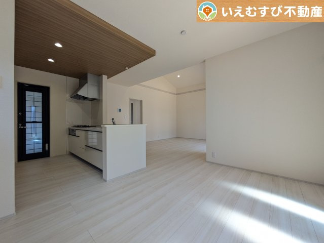 Livele Garden.S　深谷田中第3の居間・リビング|白を基調にした清潔感溢れる印象のリビングダイニング
白基調なので明るく、広く感じます。どんな家具も合わせやすそうですね！