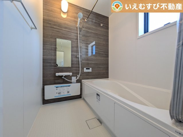 Livele Garden.S　深谷田中第3の浴室|ブラウンの壁面はモダンで高級感のある雰囲気
落ち着いたカラーリングでくつろぎの浴室。一日の疲れをしっかり癒しましょう！