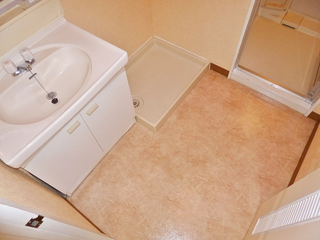 メゾンサンテピエスの浴室|脱衣スペースに室内洗濯機あります♪