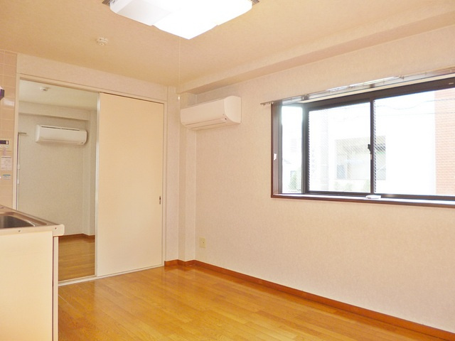 メゾンサンテピエスの洋室|ダイニングスペースも広々！