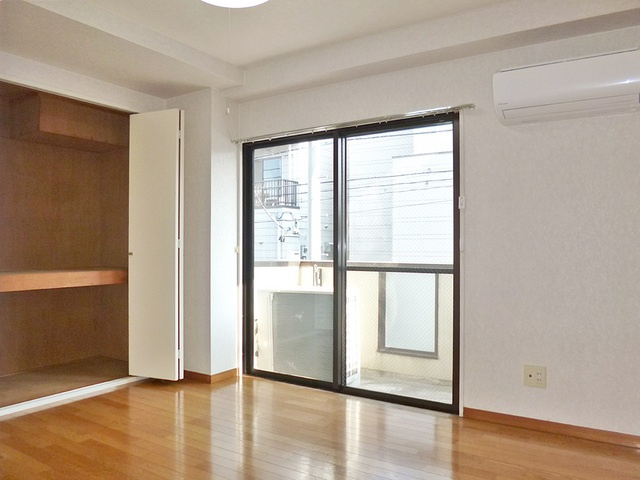 メゾンサンテピエスの居間・リビング|綺麗な洋室♪陽当り良好です♪