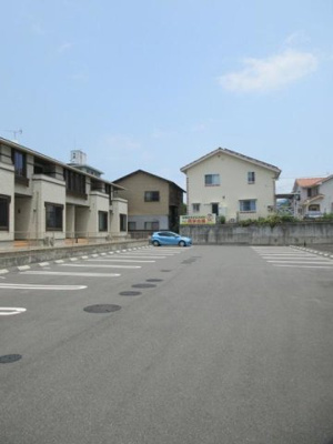 【駐車場】 | エスペランサＢ０１６ | 駐車場があるので、車を買う予定の方も安心です