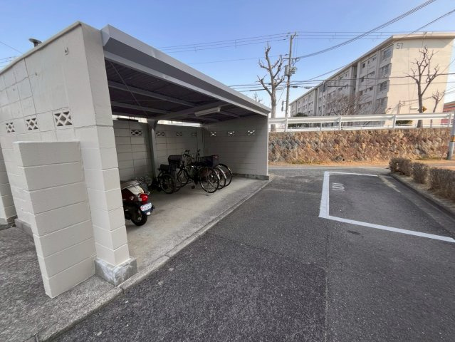神陵台東住宅49号棟の駐車場