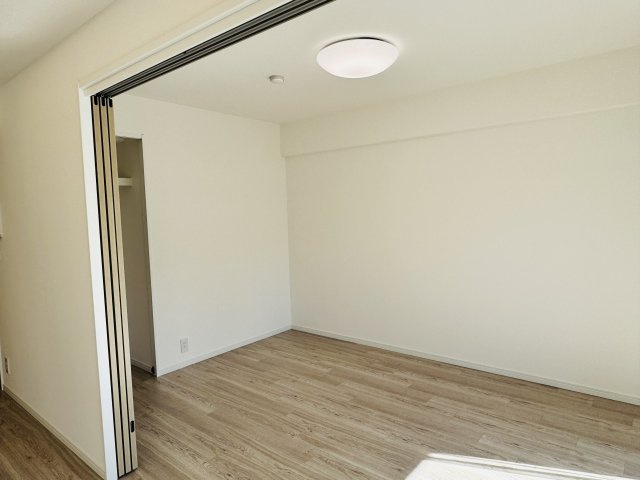 ダイアパレス京王堀之内壱番館の洋室|～リビングに隣接している6.0帖の洋室です～