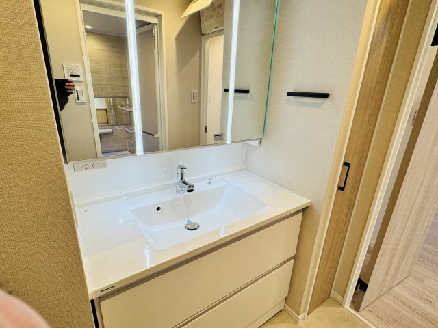 ダイアパレス京王堀之内壱番館の独立洗面台|～新規交換済、３面鏡付き独立洗面台　細々している物をスッキリ収納出来ます～