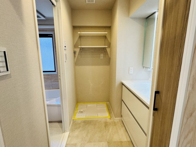 ダイアパレス京王堀之内壱番館の脱衣所|～洗濯機上に便利な可動棚を設置～