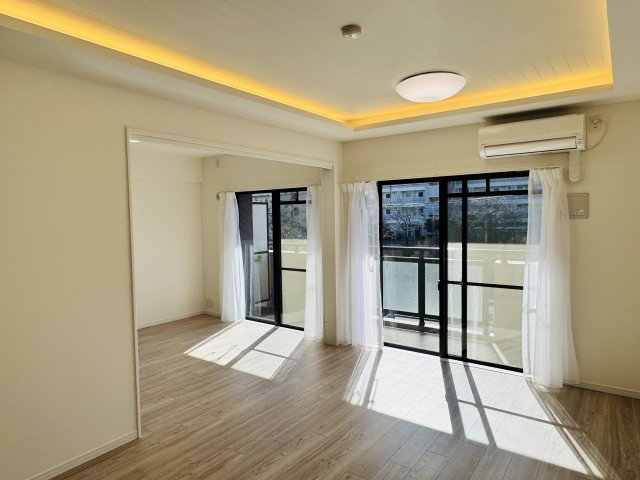 ダイアパレス京王堀之内壱番館の居間・リビング|～13.1帖の明るいLDKで、家族団欒の時間をお過ごしいただけます～