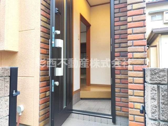 東藤沢5丁目中古戸建～リフォーム中ですの玄関|レンガ模様が可愛さ倍増♪