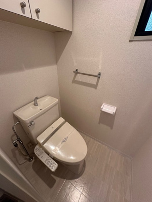 【トイレ】 | ベルフォーレ新百合ヶ丘 | トイレは温水洗浄便座付き♪人気のバストイレ別です！窓のあるトイレで換気もOK☆嫌なニオイがこもりません！小物を置ける便利な棚やタオルハンガーも付いています♪