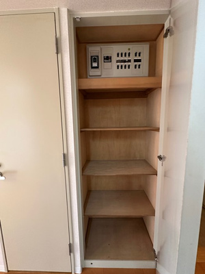 【収納】 | ベルフォーレ新百合ヶ丘 | 廊下には収納スペースが2カ所あります！扇風機やストーブ、お雛様やクリスマスツリーなどの季節物も片付きますよ♪