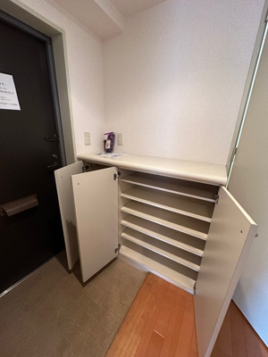 【玄関】 | ベルフォーレ新百合ヶ丘 | シューズボックス付きで玄関もキレイに片付きます！上に写真やかわいい小物を置けるので、玄関を華やかに飾れますね♪