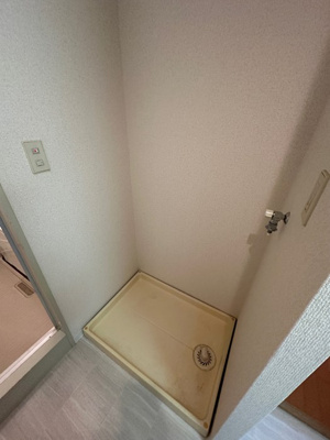 【設備】 | ベルフォーレ新百合ヶ丘 | 洗面所内、浴室横にある室内洗濯機置き場です♪防水パンが付いているので万が一の漏水にも安心です！